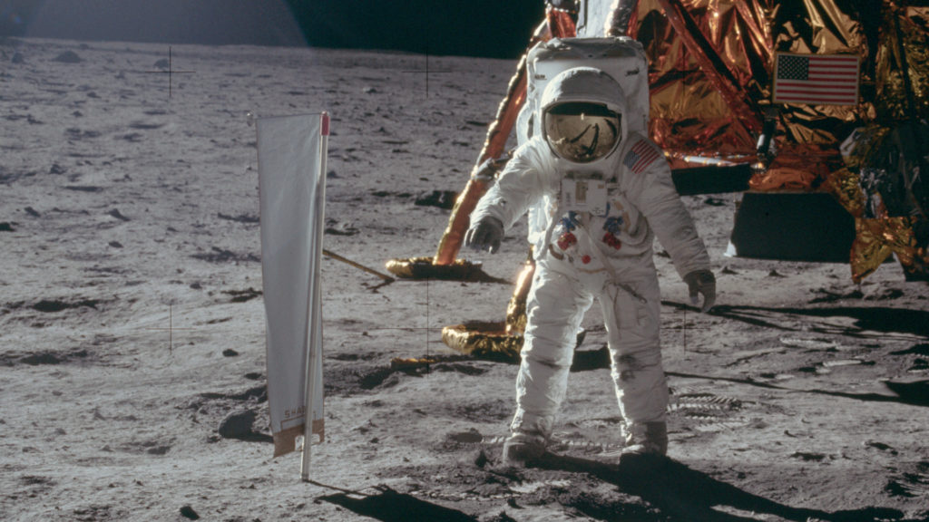 Buzz Aldrin właśnie przeprowadził swój pierwszy eksperyment na Księżycu.  // Źródło: Flickr/CC/Archiwum projektu Apollo (przycięty obraz) Buzz Aldrin właśnie przeprowadził swój pierwszy eksperyment na Księżycu.  // Źródło: Flickr/CC/Archiwum projektu Apollo (przycięty obraz)